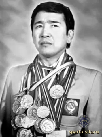 Жаксылык Ушкемпиров