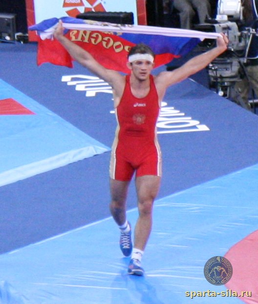 Алан Хугаев с российским флагом после победы на Олимпиаде 2012