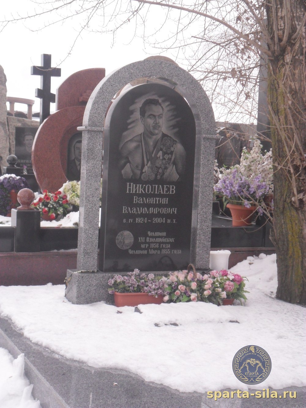 Могила Валентина Николаева на Северном кладбище Ростова-на-Дону