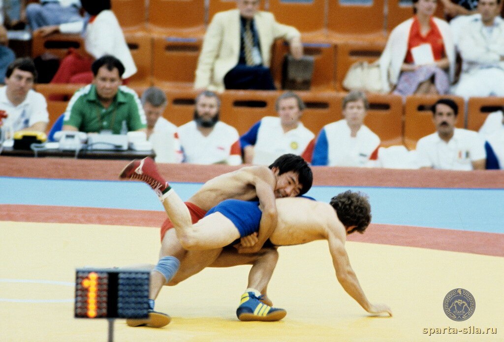 Жаксылык Ушкемпиров (в красном) в финале Олимпиады 1980 против Павла Христова